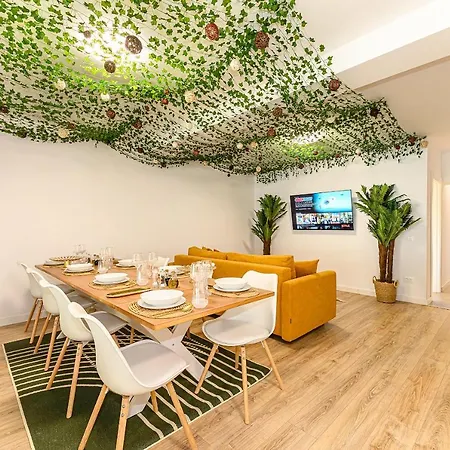 Safari Family Near Park Aventura,lake,zoo ブラショフ